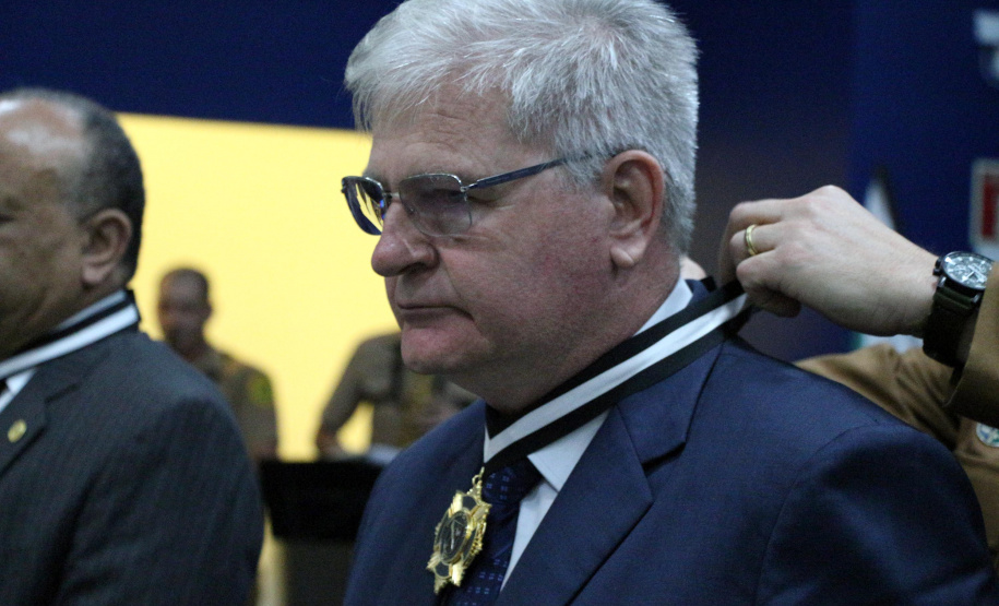 O Batalhão de Operações Especiais comemorou nesta segunda-feira (11) nove anos em solenidade em Curitiba. Para marcar a data foram entregues comandas, medalhas e certificados. O comandante-geral da Polícia Militar do Paraná, Péricles da Matos, falou sobre a trajetória da unidade desde que foi criada, passando pelo surgimento das operações especiais na PM, há quase 50 anos, através do Comando de Operações Especiais (COE). Foto:PMPR