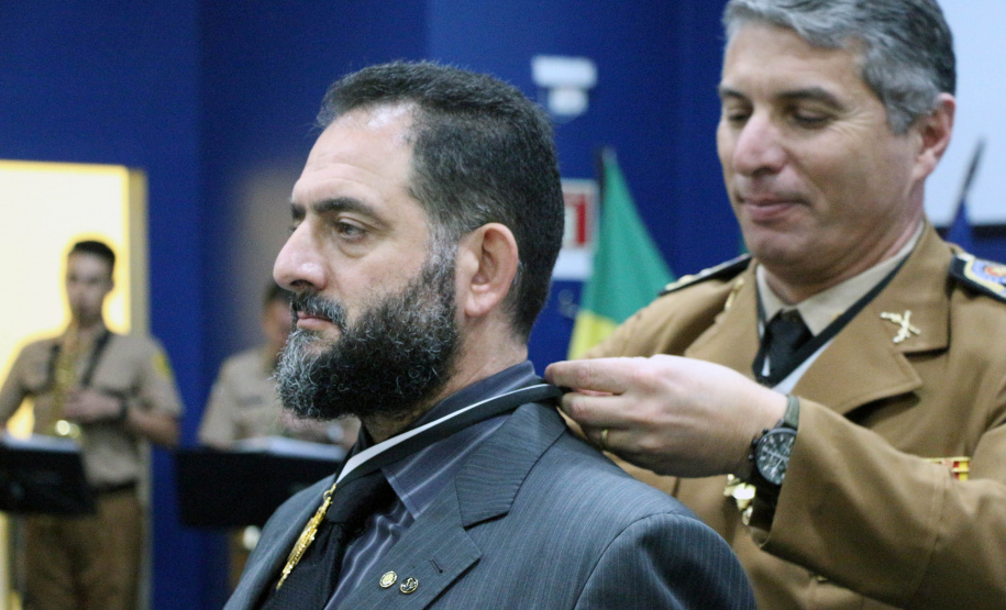 O Batalhão de Operações Especiais comemorou nesta segunda-feira (11) nove anos em solenidade em Curitiba. Para marcar a data foram entregues comandas, medalhas e certificados. O comandante-geral da Polícia Militar do Paraná, Péricles da Matos, falou sobre a trajetória da unidade desde que foi criada, passando pelo surgimento das operações especiais na PM, há quase 50 anos, através do Comando de Operações Especiais (COE). Foto:PMPR