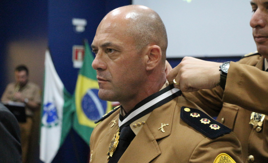 O Batalhão de Operações Especiais comemorou nesta segunda-feira (11) nove anos em solenidade em Curitiba. Para marcar a data foram entregues comandas, medalhas e certificados. O comandante-geral da Polícia Militar do Paraná, Péricles da Matos, falou sobre a trajetória da unidade desde que foi criada, passando pelo surgimento das operações especiais na PM, há quase 50 anos, através do Comando de Operações Especiais (COE). Foto:PMPR