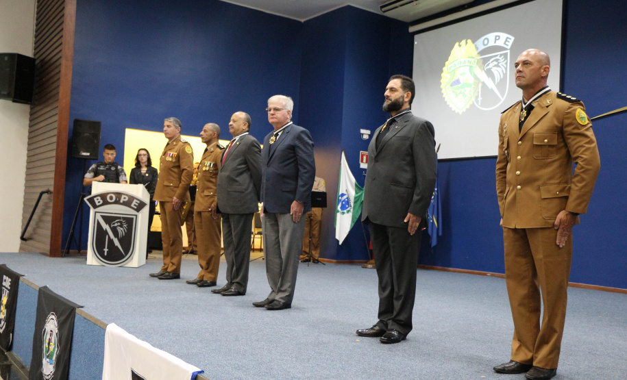 O Batalhão de Operações Especiais comemorou nesta segunda-feira (11) nove anos em solenidade em Curitiba. Para marcar a data foram entregues comandas, medalhas e certificados. O comandante-geral da Polícia Militar do Paraná, Péricles da Matos, falou sobre a trajetória da unidade desde que foi criada, passando pelo surgimento das operações especiais na PM, há quase 50 anos, através do Comando de Operações Especiais (COE).