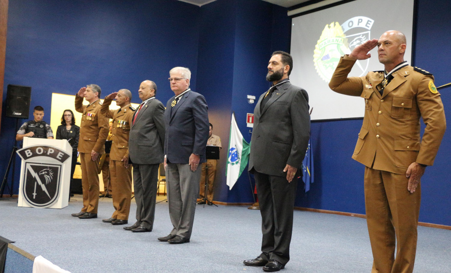 O Batalhão de Operações Especiais comemorou nesta segunda-feira (11) nove anos em solenidade em Curitiba. Para marcar a data foram entregues comandas, medalhas e certificados. O comandante-geral da Polícia Militar do Paraná, Péricles da Matos, falou sobre a trajetória da unidade desde que foi criada, passando pelo surgimento das operações especiais na PM, há quase 50 anos, através do Comando de Operações Especiais (COE).