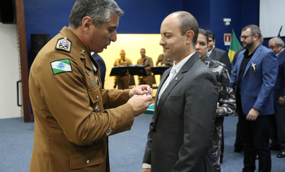 O Batalhão de Operações Especiais comemorou nesta segunda-feira (11) nove anos em solenidade em Curitiba. Para marcar a data foram entregues comandas, medalhas e certificados. O comandante-geral da Polícia Militar do Paraná, Péricles da Matos, falou sobre a trajetória da unidade desde que foi criada, passando pelo surgimento das operações especiais na PM, há quase 50 anos, através do Comando de Operações Especiais (COE).