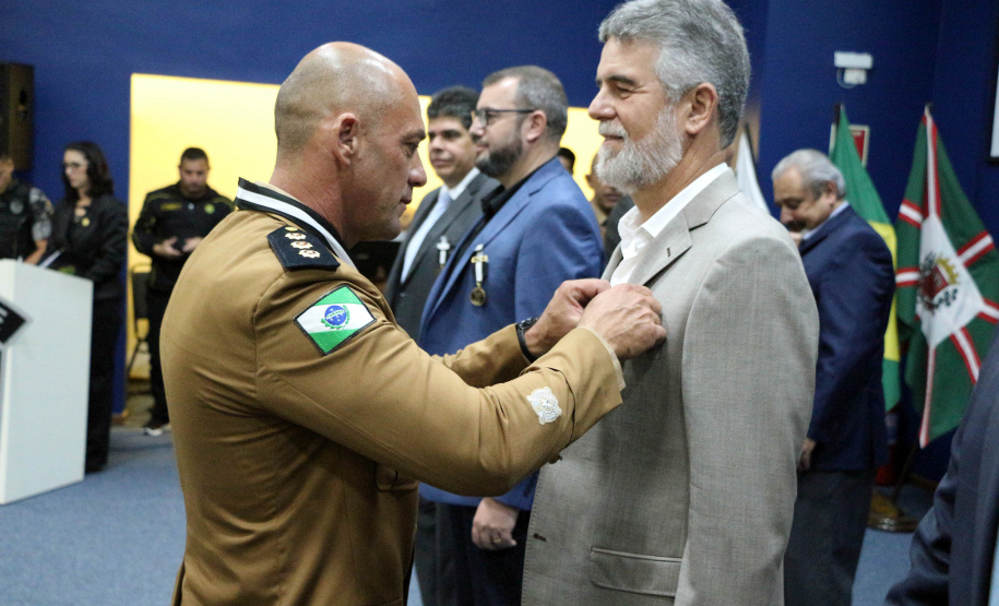 O Batalhão de Operações Especiais comemorou nesta segunda-feira (11) nove anos em solenidade em Curitiba. Para marcar a data foram entregues comandas, medalhas e certificados. O comandante-geral da Polícia Militar do Paraná, Péricles da Matos, falou sobre a trajetória da unidade desde que foi criada, passando pelo surgimento das operações especiais na PM, há quase 50 anos, através do Comando de Operações Especiais (COE). Foto:PMPR