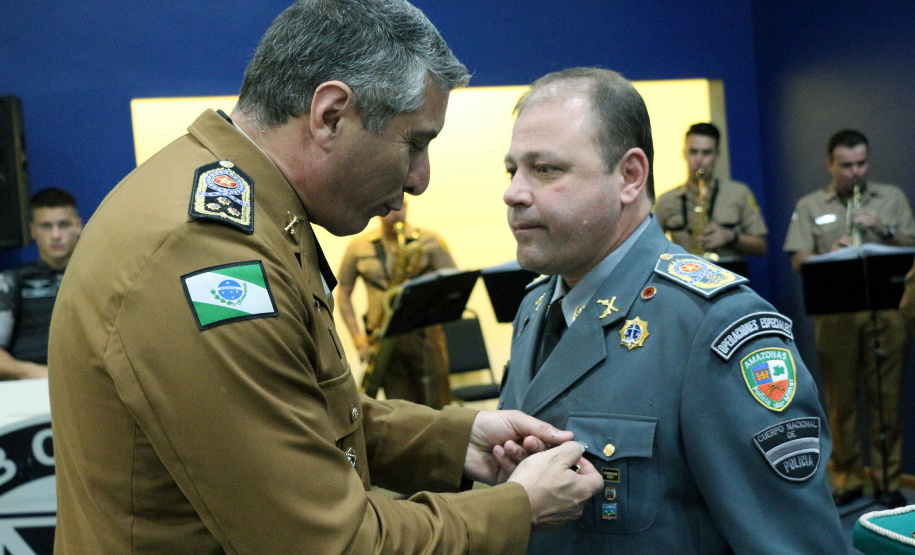O Batalhão de Operações Especiais comemorou nesta segunda-feira (11) nove anos em solenidade em Curitiba. Para marcar a data foram entregues comandas, medalhas e certificados. O comandante-geral da Polícia Militar do Paraná, Péricles da Matos, falou sobre a trajetória da unidade desde que foi criada, passando pelo surgimento das operações especiais na PM, há quase 50 anos, através do Comando de Operações Especiais (COE). Foto:PMPR
