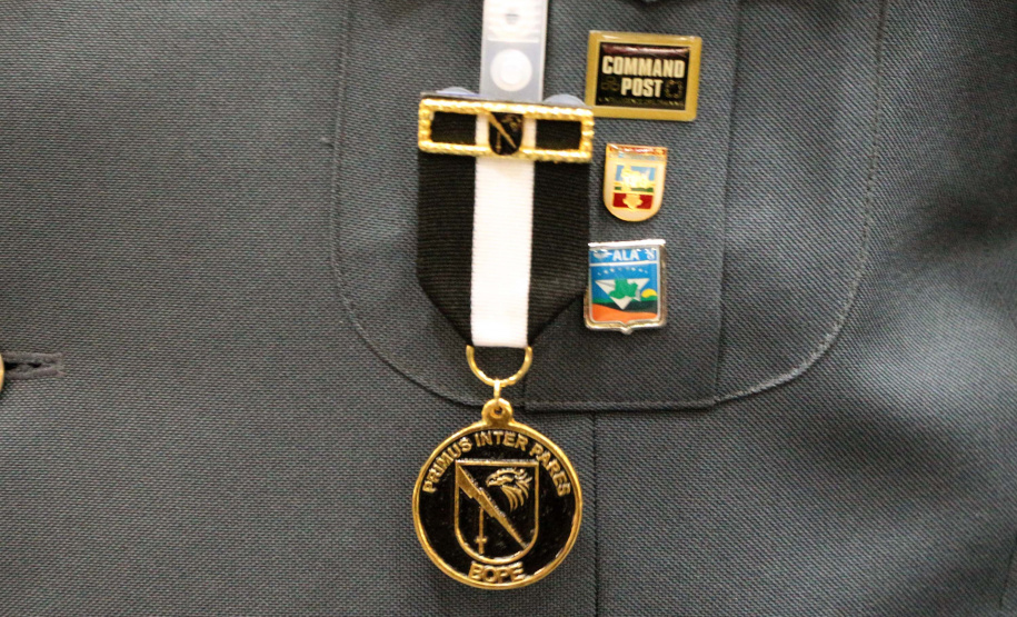 O Batalhão de Operações Especiais comemorou nesta segunda-feira (11) nove anos em solenidade em Curitiba. Para marcar a data foram entregues comandas, medalhas e certificados. O comandante-geral da Polícia Militar do Paraná, Péricles da Matos, falou sobre a trajetória da unidade desde que foi criada, passando pelo surgimento das operações especiais na PM, há quase 50 anos, através do Comando de Operações Especiais (COE). Foto:PMPR