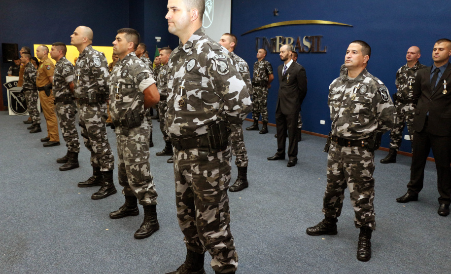 O Batalhão de Operações Especiais comemorou nesta segunda-feira (11) nove anos em solenidade em Curitiba. Para marcar a data foram entregues comandas, medalhas e certificados. O comandante-geral da Polícia Militar do Paraná, Péricles da Matos, falou sobre a trajetória da unidade desde que foi criada, passando pelo surgimento das operações especiais na PM, há quase 50 anos, através do Comando de Operações Especiais (COE). Foto:PMPR