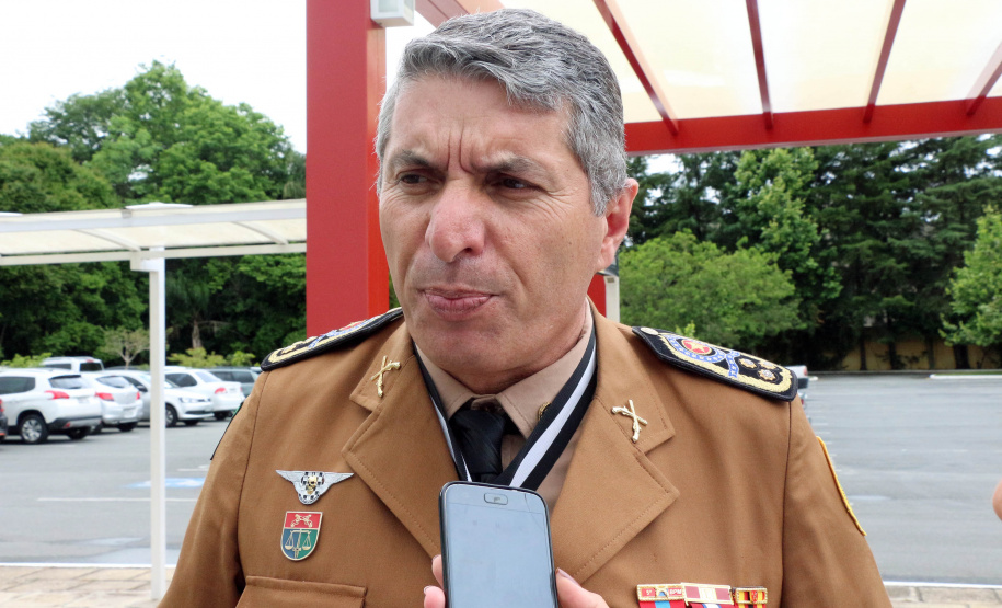 O Batalhão de Operações Especiais comemorou nesta segunda-feira (11) nove anos em solenidade em Curitiba. Para marcar a data foram entregues comandas, medalhas e certificados. O comandante-geral da Polícia Militar do Paraná, Péricles da Matos, falou sobre a trajetória da unidade desde que foi criada, passando pelo surgimento das operações especiais na PM, há quase 50 anos, através do Comando de Operações Especiais (COE). Foto:PMPR