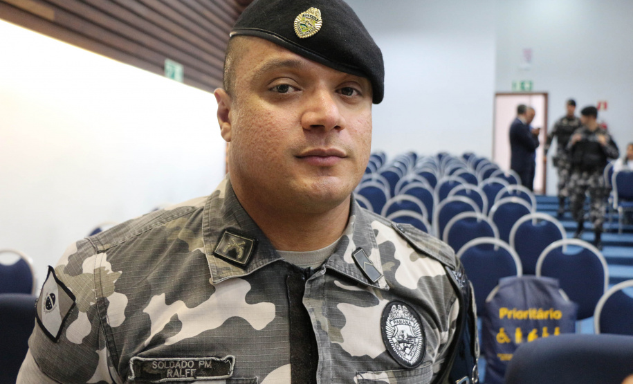 O Batalhão de Operações Especiais comemorou nesta segunda-feira (11) nove anos em solenidade em Curitiba. Para marcar a data foram entregues comandas, medalhas e certificados. O comandante-geral da Polícia Militar do Paraná, Péricles da Matos, falou sobre a trajetória da unidade desde que foi criada, passando pelo surgimento das operações especiais na PM, há quase 50 anos, através do Comando de Operações Especiais (COE). Foto:PMPR