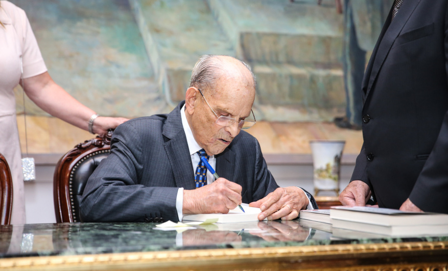 Lançamento de Livro e homenagem de universidades estaduais ao ex-governador Paulo Pimentel, no Salão Nobre do Palácio Iguaçu em Curitiba. 11/11/2019 - Foto: Geraldo Bubniak/AEN