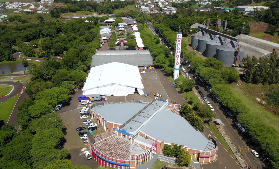 O governador Carlos Massa Ratinho Junior assinou na manhã desta terça-feira (12) a transferência da sede do Governo do Paraná para Pato Branco, polo do Sudoeste do Paraná. A cidade é a capital administrativa do Estado até esta quarta-feira (13). As atividades do Poder Executivo  acontecem em paralelo à IV Feira de Ciência, Tecnologia e Inovação – Inventum. O ato aconteceu no espaço Casa do Prefeito, dentro do Parque de Exposições do município. Foto: José Fernando Ogura/AEN