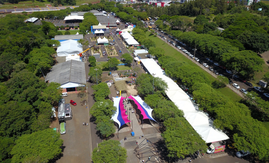 O governador Carlos Massa Ratinho Junior assinou na manhã desta terça-feira (12) a transferência da sede do Governo do Paraná para Pato Branco, polo do Sudoeste do Paraná. A cidade é a capital administrativa do Estado até esta quarta-feira (13). As atividades do Poder Executivo  acontecem em paralelo à IV Feira de Ciência, Tecnologia e Inovação – Inventum. O ato aconteceu no espaço Casa do Prefeito, dentro do Parque de Exposições do município. Foto: José Fernando Ogura/AEN