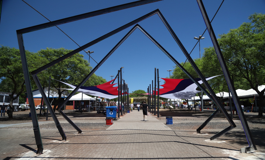 O governador Carlos Massa Ratinho Junior assinou na manhã desta terça-feira (12) a transferência da sede do Governo do Paraná para Pato Branco, polo do Sudoeste do Paraná. A cidade é a capital administrativa do Estado até esta quarta-feira (13). As atividades do Poder Executivo  acontecem em paralelo à IV Feira de Ciência, Tecnologia e Inovação – Inventum. O ato aconteceu no espaço Casa do Prefeito, dentro do Parque de Exposições do município. Foto: José Fernando Ogura/AEN