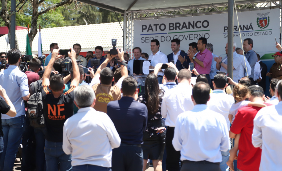 O governador Carlos Massa Ratinho Junior assinou na manhã desta terça-feira (12) a transferência da sede do Governo do Paraná para Pato Branco, polo do Sudoeste do Paraná. A cidade é a capital administrativa do Estado até esta quarta-feira (13). As atividades do Poder Executivo  acontecem em paralelo à IV Feira de Ciência, Tecnologia e Inovação – Inventum. O ato aconteceu no espaço Casa do Prefeito, dentro do Parque de Exposições do município. Foto: José Fernando Ogura/AEN