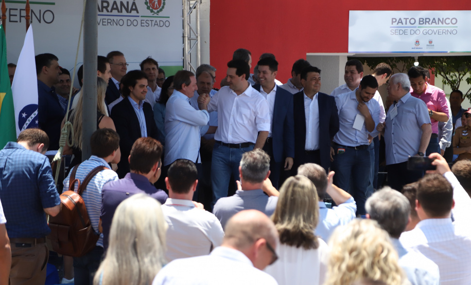 O governador Carlos Massa Ratinho Junior assinou na manhã desta terça-feira (12) a transferência da sede do Governo do Paraná para Pato Branco, polo do Sudoeste do Paraná. A cidade é a capital administrativa do Estado até esta quarta-feira (13). As atividades do Poder Executivo  acontecem em paralelo à IV Feira de Ciência, Tecnologia e Inovação – Inventum. O ato aconteceu no espaço Casa do Prefeito, dentro do Parque de Exposições do município. Foto: José Fernando Ogura/AEN
