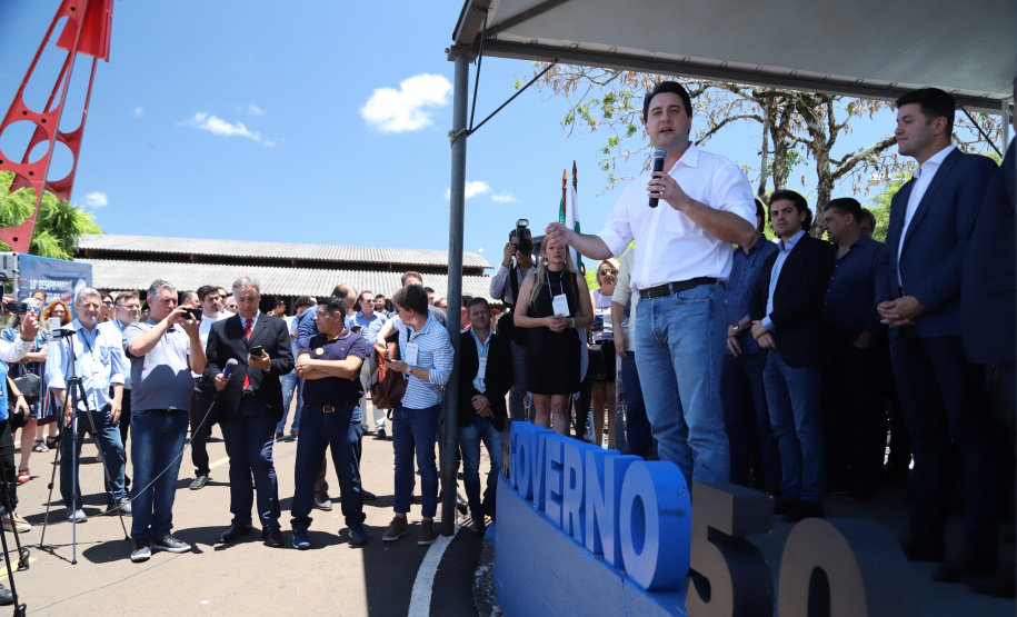 O governador Carlos Massa Ratinho Junior assinou na manhã desta terça-feira (12) a transferência da sede do Governo do Paraná para Pato Branco, polo do Sudoeste do Paraná. A cidade é a capital administrativa do Estado até esta quarta-feira (13). As atividades do Poder Executivo  acontecem em paralelo à IV Feira de Ciência, Tecnologia e Inovação – Inventum. O ato aconteceu no espaço Casa do Prefeito, dentro do Parque de Exposições do município. Foto: José Fernando Ogura/AEN