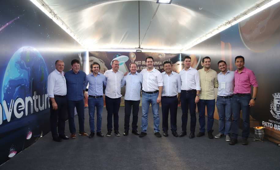 O governador Carlos Massa Ratinho Junior assinou na manhã desta terça-feira (12) a transferência da sede do Governo do Paraná para Pato Branco, polo do Sudoeste do Paraná. A cidade é a capital administrativa do Estado até esta quarta-feira (13). As atividades do Poder Executivo  acontecem em paralelo à IV Feira de Ciência, Tecnologia e Inovação – Inventum. O ato aconteceu no espaço Casa do Prefeito, dentro do Parque de Exposições do município. Foto: José Fernando Ogura/AEN