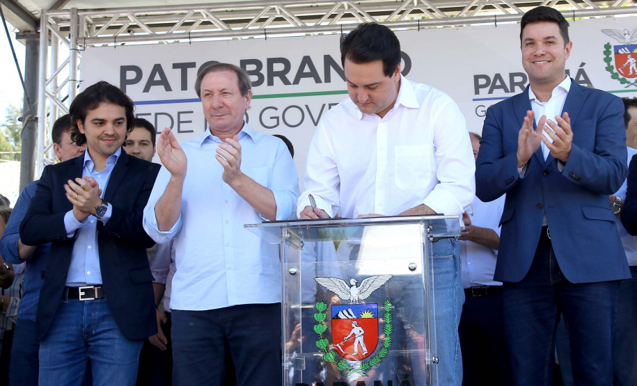 O governador Carlos Massa Ratinho Junior assinou na manhã desta terça-feira (12) a transferência da sede do Governo do Paraná para Pato Branco, polo do Sudoeste do Paraná
