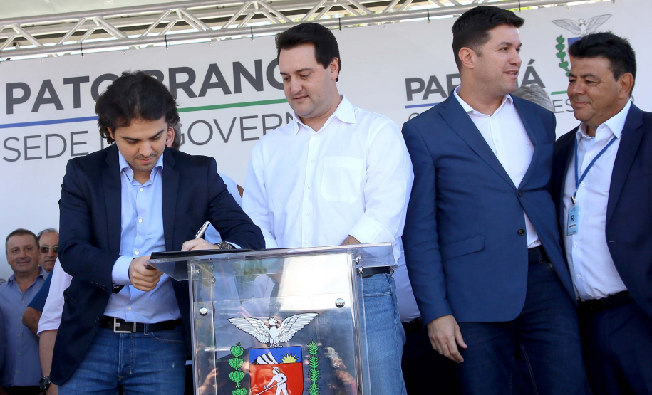 O governador Carlos Massa Ratinho Junior assinou na manhã desta terça-feira (12) a transferência da sede do Governo do Paraná para Pato Branco, polo do Sudoeste do Paraná