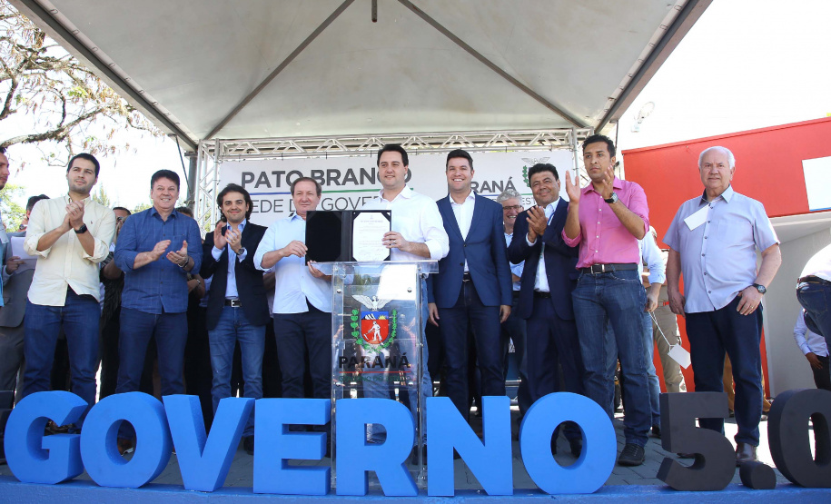 O governador Carlos Massa Ratinho Junior assinou na manhã desta terça-feira (12) a transferência da sede do Governo do Paraná para Pato Branco, polo do Sudoeste do Paraná