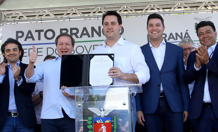 O governador Carlos Massa Ratinho Junior assinou na manhã desta terça-feira (12) a transferência da sede do Governo do Paraná para Pato Branco, polo do Sudoeste do Paraná