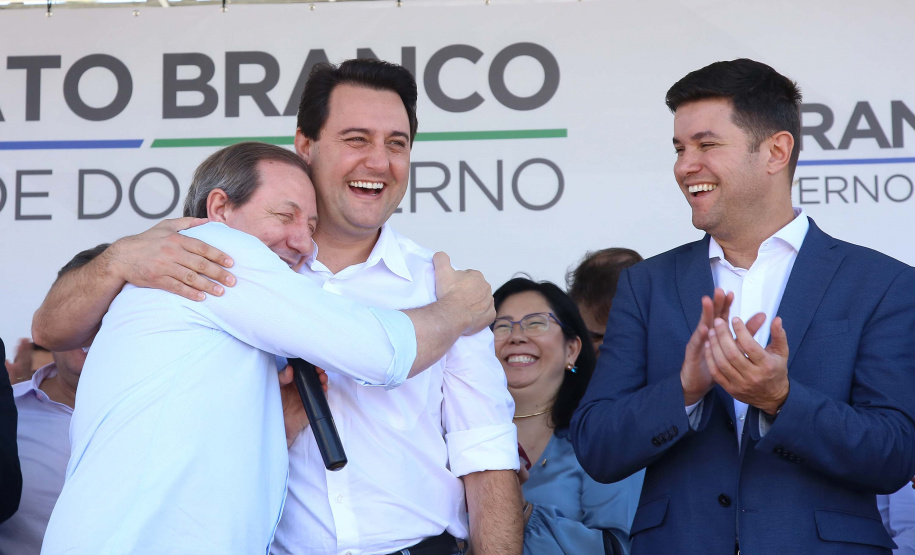 O governador Carlos Massa Ratinho Junior assinou na manhã desta terça-feira (12) a transferência da sede do Governo do Paraná para Pato Branco, polo do Sudoeste do Paraná