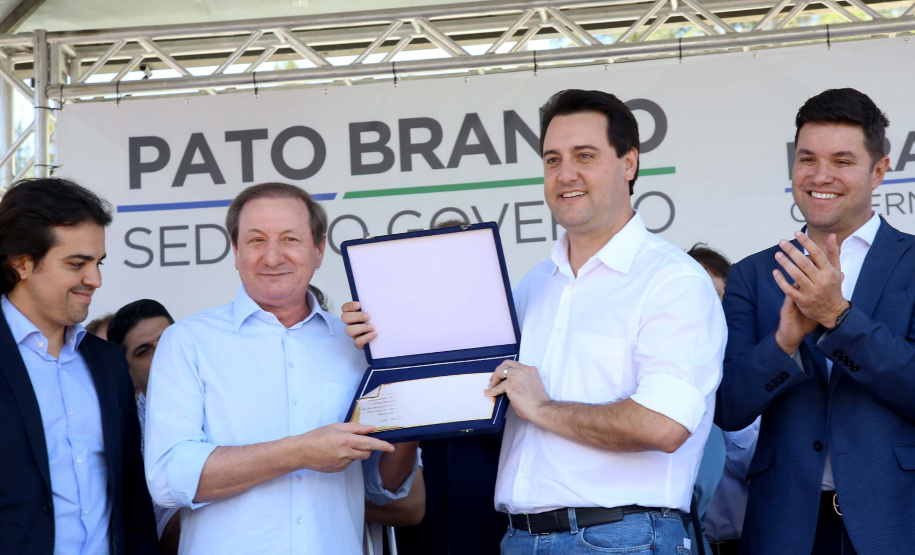 O governador Carlos Massa Ratinho Junior assinou na manhã desta terça-feira (12) a transferência da sede do Governo do Paraná para Pato Branco, polo do Sudoeste do Paraná