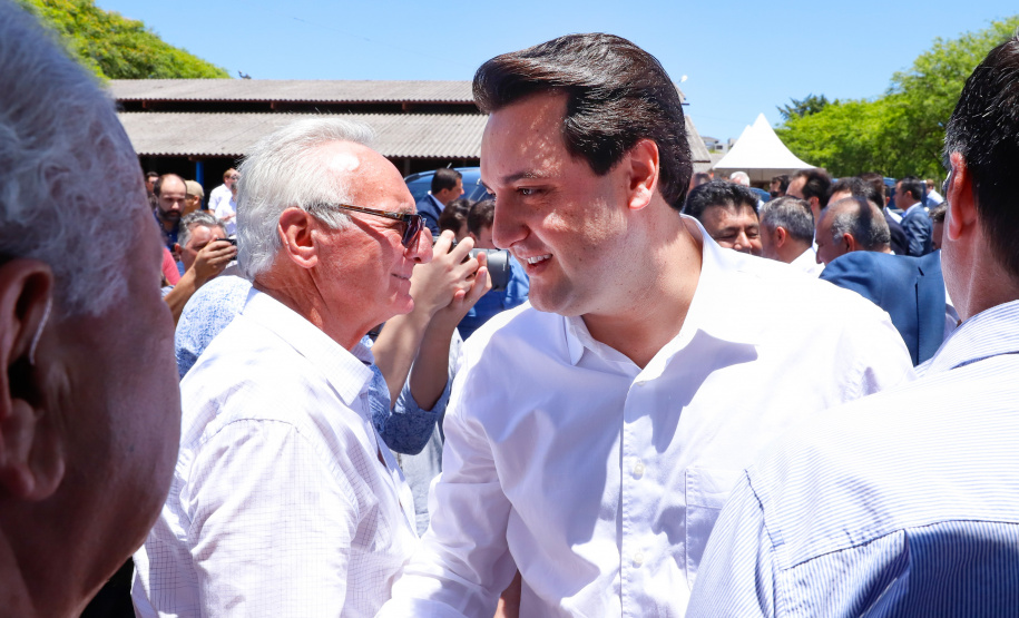 O governador Carlos Massa Ratinho Junior assinou na manhã desta terça-feira (12) a transferência da sede do Governo do Paraná para Pato Branco, polo do Sudoeste do Paraná. A cidade é a capital administrativa do Estado até esta quarta-feira (13). As atividades do Poder Executivo  acontecem em paralelo à IV Feira de Ciência, Tecnologia e Inovação – Inventum. O ato aconteceu no espaço Casa do Prefeito, dentro do Parque de Exposições do município.