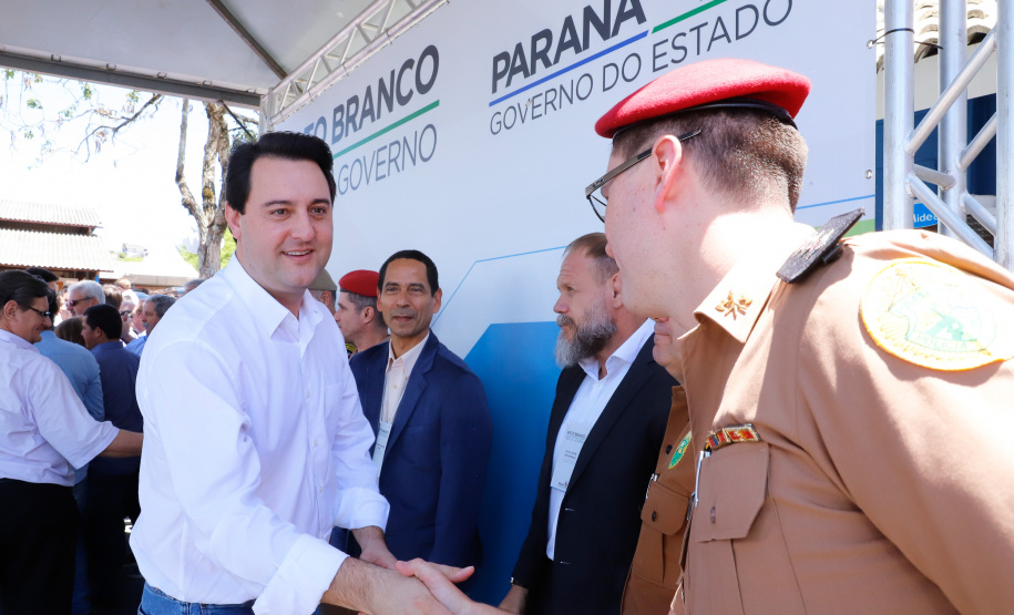 O governador Carlos Massa Ratinho Junior assinou na manhã desta terça-feira (12) a transferência da sede do Governo do Paraná para Pato Branco, polo do Sudoeste do Paraná. A cidade é a capital administrativa do Estado até esta quarta-feira (13). As atividades do Poder Executivo  acontecem em paralelo à IV Feira de Ciência, Tecnologia e Inovação – Inventum. O ato aconteceu no espaço Casa do Prefeito, dentro do Parque de Exposições do município.