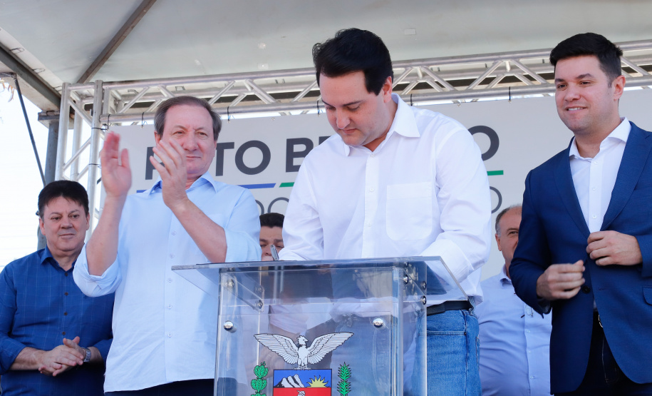 O governador Carlos Massa Ratinho Junior assinou na manhã desta terça-feira (12) a transferência da sede do Governo do Paraná para Pato Branco, polo do Sudoeste do Paraná. A cidade é a capital administrativa do Estado até esta quarta-feira (13). As atividades do Poder Executivo  acontecem em paralelo à IV Feira de Ciência, Tecnologia e Inovação – Inventum. O ato aconteceu no espaço Casa do Prefeito, dentro do Parque de Exposições do município.