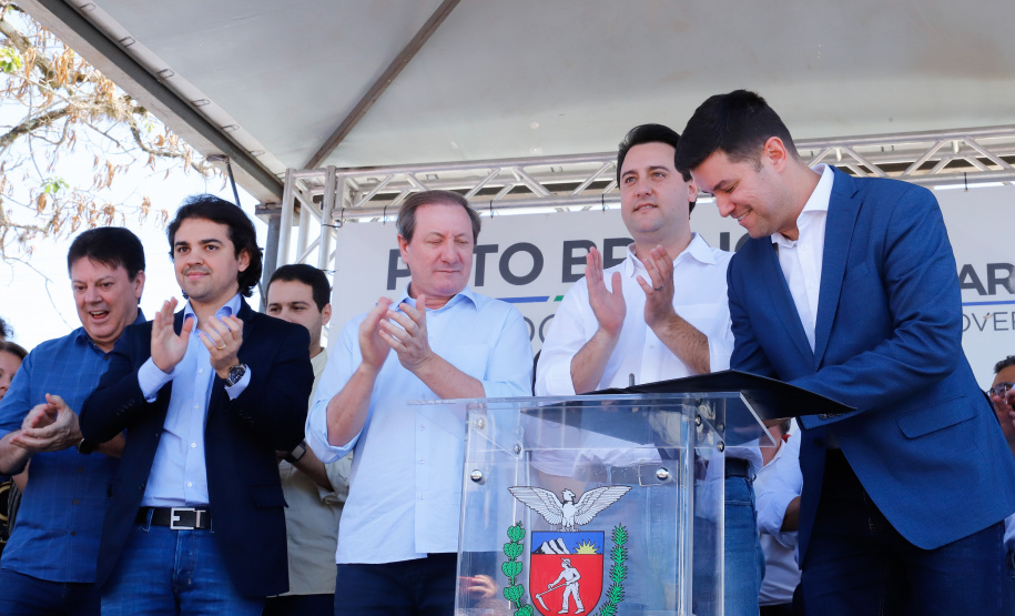 O governador Carlos Massa Ratinho Junior assinou na manhã desta terça-feira (12) a transferência da sede do Governo do Paraná para Pato Branco, polo do Sudoeste do Paraná. A cidade é a capital administrativa do Estado até esta quarta-feira (13). As atividades do Poder Executivo  acontecem em paralelo à IV Feira de Ciência, Tecnologia e Inovação – Inventum. O ato aconteceu no espaço Casa do Prefeito, dentro do Parque de Exposições do município.