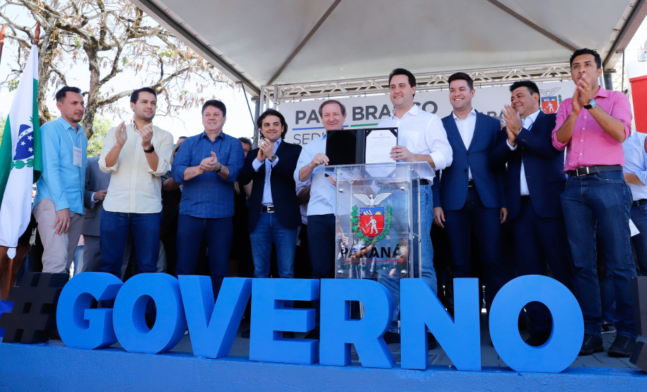 O governador Carlos Massa Ratinho Junior assinou na manhã desta terça-feira (12) a transferência da sede do Governo do Paraná para Pato Branco, polo do Sudoeste do Paraná. A cidade é a capital administrativa do Estado até esta quarta-feira (13). As atividades do Poder Executivo  acontecem em paralelo à IV Feira de Ciência, Tecnologia e Inovação – Inventum. O ato aconteceu no espaço Casa do Prefeito, dentro do Parque de Exposições do município.