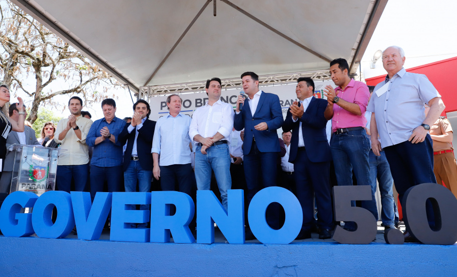 O governador Carlos Massa Ratinho Junior assinou na manhã desta terça-feira (12) a transferência da sede do Governo do Paraná para Pato Branco, polo do Sudoeste do Paraná. A cidade é a capital administrativa do Estado até esta quarta-feira (13). As atividades do Poder Executivo  acontecem em paralelo à IV Feira de Ciência, Tecnologia e Inovação – Inventum. O ato aconteceu no espaço Casa do Prefeito, dentro do Parque de Exposições do município.