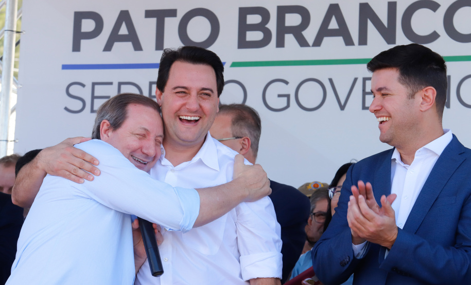 O governador Carlos Massa Ratinho Junior assinou na manhã desta terça-feira (12) a transferência da sede do Governo do Paraná para Pato Branco, polo do Sudoeste do Paraná. A cidade é a capital administrativa do Estado até esta quarta-feira (13). As atividades do Poder Executivo  acontecem em paralelo à IV Feira de Ciência, Tecnologia e Inovação – Inventum. O ato aconteceu no espaço Casa do Prefeito, dentro do Parque de Exposições do município.