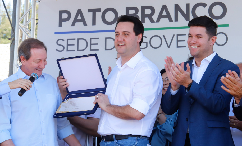 O governador Carlos Massa Ratinho Junior assinou na manhã desta terça-feira (12) a transferência da sede do Governo do Paraná para Pato Branco, polo do Sudoeste do Paraná. A cidade é a capital administrativa do Estado até esta quarta-feira (13). As atividades do Poder Executivo  acontecem em paralelo à IV Feira de Ciência, Tecnologia e Inovação – Inventum. O ato aconteceu no espaço Casa do Prefeito, dentro do Parque de Exposições do município.