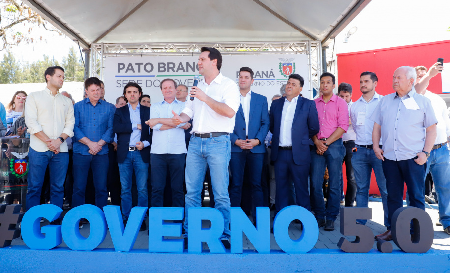 O governador Carlos Massa Ratinho Junior assinou na manhã desta terça-feira (12) a transferência da sede do Governo do Paraná para Pato Branco, polo do Sudoeste do Paraná. A cidade é a capital administrativa do Estado até esta quarta-feira (13). As atividades do Poder Executivo  acontecem em paralelo à IV Feira de Ciência, Tecnologia e Inovação – Inventum. O ato aconteceu no espaço Casa do Prefeito, dentro do Parque de Exposições do município.