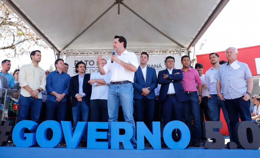 O governador Carlos Massa Ratinho Junior assinou na manhã desta terça-feira (12) a transferência da sede do Governo do Paraná para Pato Branco, polo do Sudoeste do Paraná. A cidade é a capital administrativa do Estado até esta quarta-feira (13). As atividades do Poder Executivo  acontecem em paralelo à IV Feira de Ciência, Tecnologia e Inovação – Inventum. O ato aconteceu no espaço Casa do Prefeito, dentro do Parque de Exposições do município.