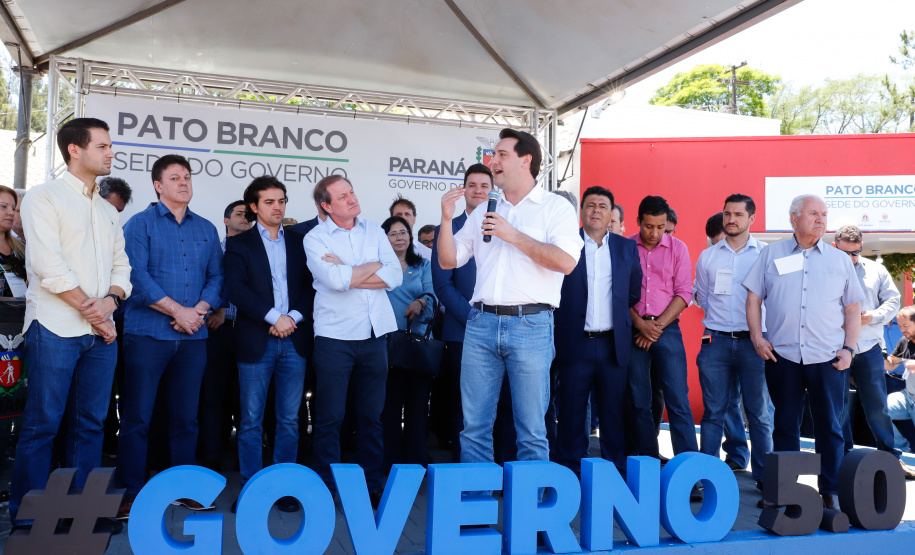 O governador Carlos Massa Ratinho Junior assinou na manhã desta terça-feira (12) a transferência da sede do Governo do Paraná para Pato Branco, polo do Sudoeste do Paraná. A cidade é a capital administrativa do Estado até esta quarta-feira (13). As atividades do Poder Executivo  acontecem em paralelo à IV Feira de Ciência, Tecnologia e Inovação – Inventum. O ato aconteceu no espaço Casa do Prefeito, dentro do Parque de Exposições do município.