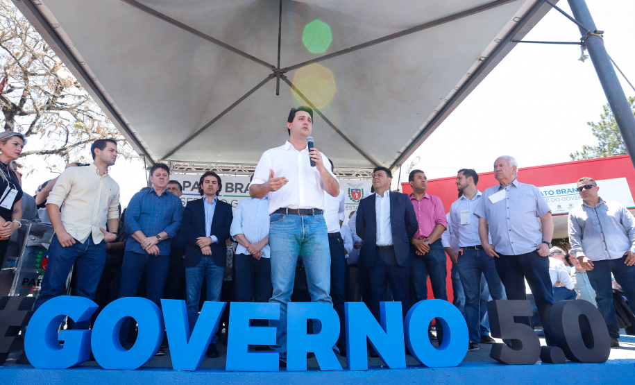 O governador Carlos Massa Ratinho Junior assinou na manhã desta terça-feira (12) a transferência da sede do Governo do Paraná para Pato Branco, polo do Sudoeste do Paraná. A cidade é a capital administrativa do Estado até esta quarta-feira (13). As atividades do Poder Executivo  acontecem em paralelo à IV Feira de Ciência, Tecnologia e Inovação – Inventum. O ato aconteceu no espaço Casa do Prefeito, dentro do Parque de Exposições do município.