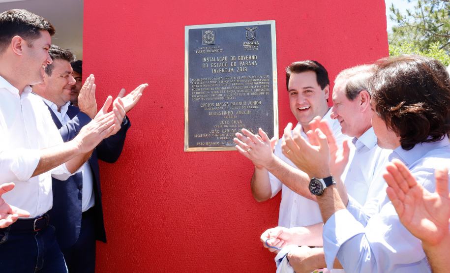 O governador Carlos Massa Ratinho Junior assinou na manhã desta terça-feira (12) a transferência da sede do Governo do Paraná para Pato Branco, polo do Sudoeste do Paraná. A cidade é a capital administrativa do Estado até esta quarta-feira (13). As atividades do Poder Executivo  acontecem em paralelo à IV Feira de Ciência, Tecnologia e Inovação – Inventum. O ato aconteceu no espaço Casa do Prefeito, dentro do Parque de Exposições do município.