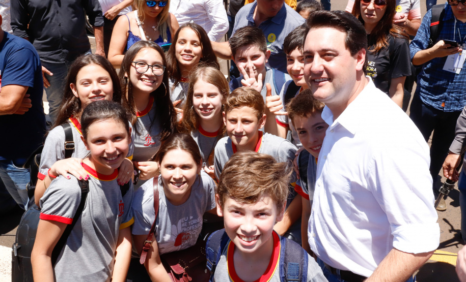 O governador Carlos Massa Ratinho Junior assinou na manhã desta terça-feira (12) a transferência da sede do Governo do Paraná para Pato Branco, polo do Sudoeste do Paraná. A cidade é a capital administrativa do Estado até esta quarta-feira (13). As atividades do Poder Executivo  acontecem em paralelo à IV Feira de Ciência, Tecnologia e Inovação – Inventum. O ato aconteceu no espaço Casa do Prefeito, dentro do Parque de Exposições do município.