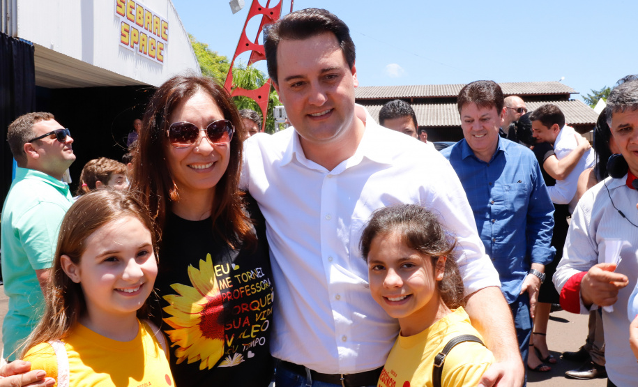 O governador Carlos Massa Ratinho Junior assinou na manhã desta terça-feira (12) a transferência da sede do Governo do Paraná para Pato Branco, polo do Sudoeste do Paraná. A cidade é a capital administrativa do Estado até esta quarta-feira (13). As atividades do Poder Executivo  acontecem em paralelo à IV Feira de Ciência, Tecnologia e Inovação – Inventum. O ato aconteceu no espaço Casa do Prefeito, dentro do Parque de Exposições do município.