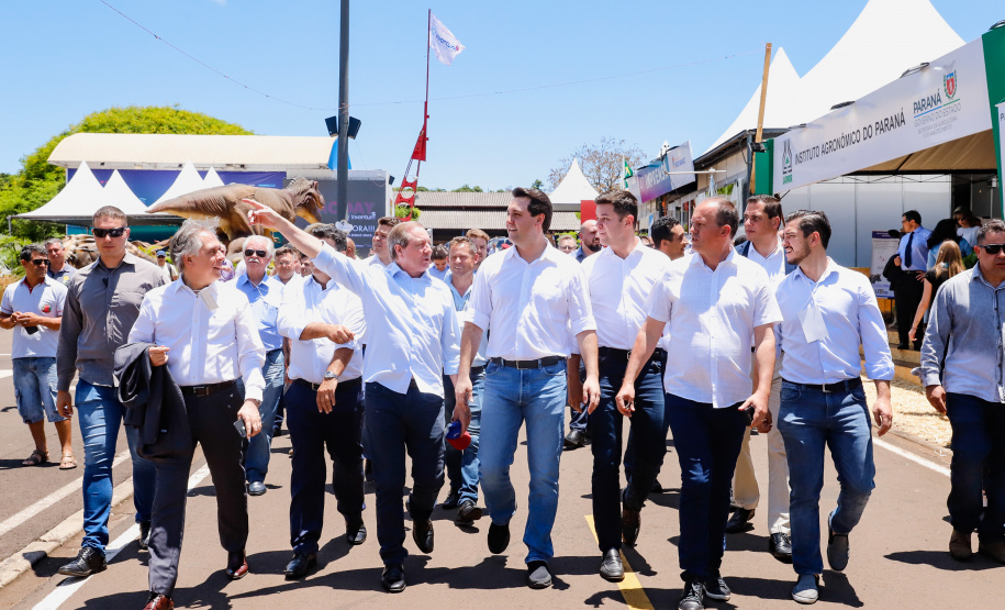 O governador Carlos Massa Ratinho Junior assinou na manhã desta terça-feira (12) a transferência da sede do Governo do Paraná para Pato Branco, polo do Sudoeste do Paraná. A cidade é a capital administrativa do Estado até esta quarta-feira (13). As atividades do Poder Executivo  acontecem em paralelo à IV Feira de Ciência, Tecnologia e Inovação – Inventum. O ato aconteceu no espaço Casa do Prefeito, dentro do Parque de Exposições do município.