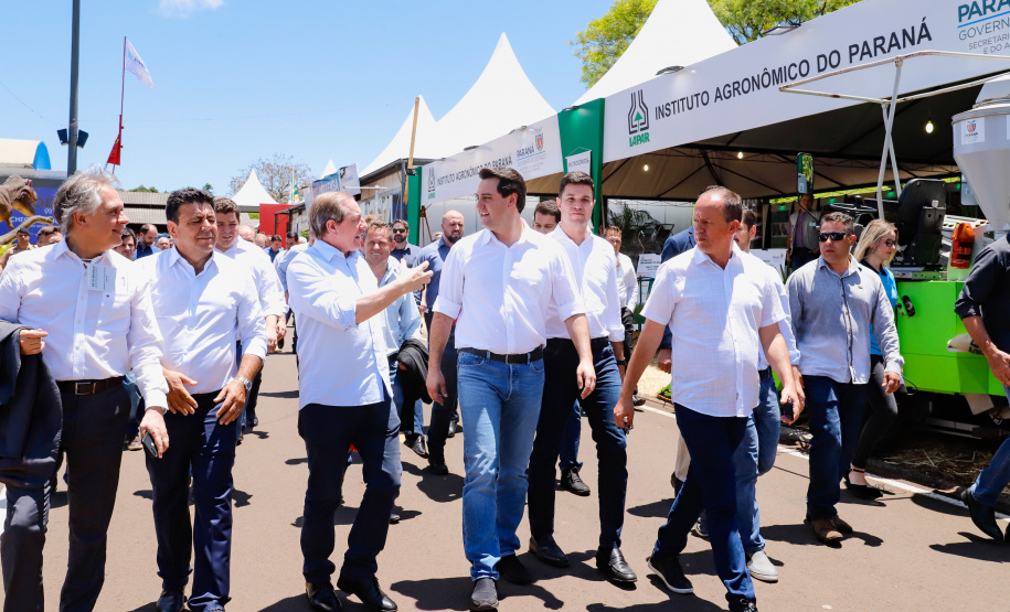 O governador Carlos Massa Ratinho Junior assinou na manhã desta terça-feira (12) a transferência da sede do Governo do Paraná para Pato Branco, polo do Sudoeste do Paraná. A cidade é a capital administrativa do Estado até esta quarta-feira (13). As atividades do Poder Executivo  acontecem em paralelo à IV Feira de Ciência, Tecnologia e Inovação – Inventum. O ato aconteceu no espaço Casa do Prefeito, dentro do Parque de Exposições do município.