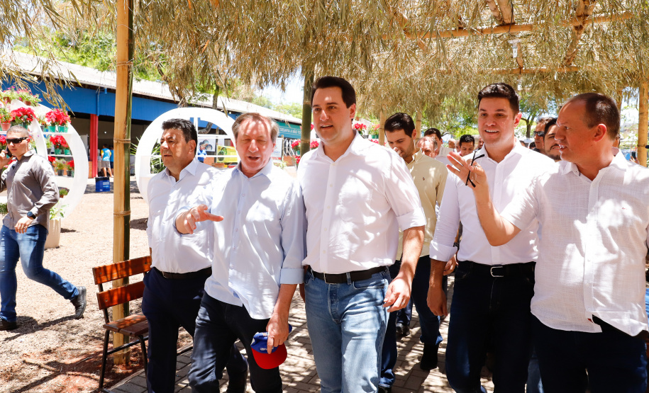 O governador Carlos Massa Ratinho Junior assinou na manhã desta terça-feira (12) a transferência da sede do Governo do Paraná para Pato Branco, polo do Sudoeste do Paraná. A cidade é a capital administrativa do Estado até esta quarta-feira (13). As atividades do Poder Executivo  acontecem em paralelo à IV Feira de Ciência, Tecnologia e Inovação – Inventum. O ato aconteceu no espaço Casa do Prefeito, dentro do Parque de Exposições do município.