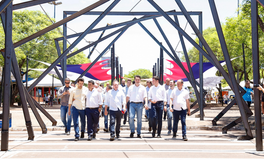 O governador Carlos Massa Ratinho Junior assinou na manhã desta terça-feira (12) a transferência da sede do Governo do Paraná para Pato Branco, polo do Sudoeste do Paraná. A cidade é a capital administrativa do Estado até esta quarta-feira (13). As atividades do Poder Executivo  acontecem em paralelo à IV Feira de Ciência, Tecnologia e Inovação – Inventum. O ato aconteceu no espaço Casa do Prefeito, dentro do Parque de Exposições do município.