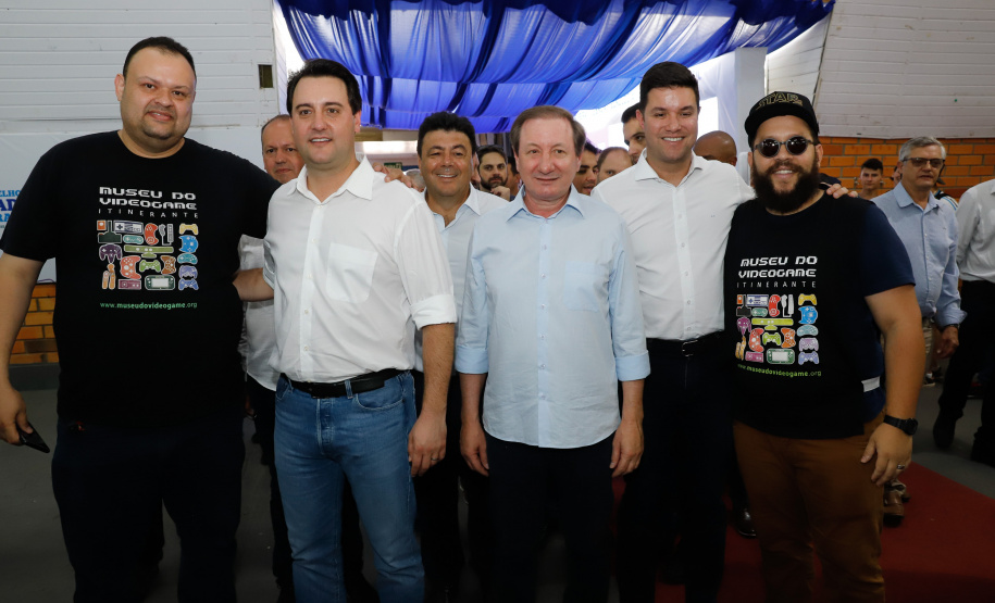 O governador Carlos Massa Ratinho Junior assinou na manhã desta terça-feira (12) a transferência da sede do Governo do Paraná para Pato Branco, polo do Sudoeste do Paraná. A cidade é a capital administrativa do Estado até esta quarta-feira (13). As atividades do Poder Executivo  acontecem em paralelo à IV Feira de Ciência, Tecnologia e Inovação – Inventum. O ato aconteceu no espaço Casa do Prefeito, dentro do Parque de Exposições do município.