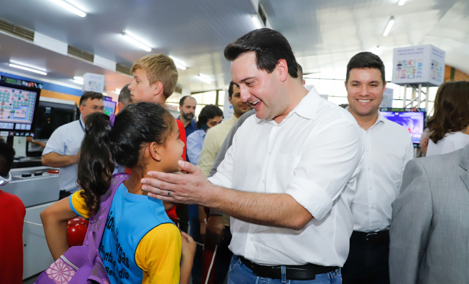 O governador Carlos Massa Ratinho Junior assinou na manhã desta terça-feira (12) a transferência da sede do Governo do Paraná para Pato Branco, polo do Sudoeste do Paraná. A cidade é a capital administrativa do Estado até esta quarta-feira (13). As atividades do Poder Executivo  acontecem em paralelo à IV Feira de Ciência, Tecnologia e Inovação – Inventum. O ato aconteceu no espaço Casa do Prefeito, dentro do Parque de Exposições do município.