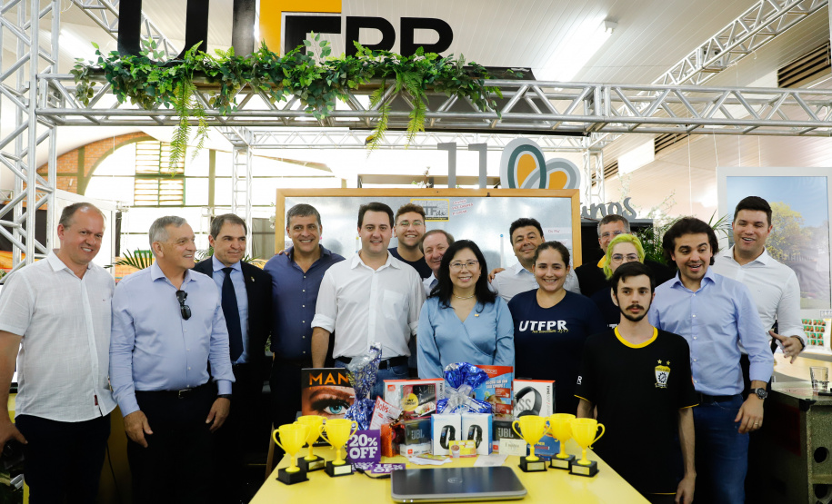 O governador Carlos Massa Ratinho Junior assinou na manhã desta terça-feira (12) a transferência da sede do Governo do Paraná para Pato Branco, polo do Sudoeste do Paraná. A cidade é a capital administrativa do Estado até esta quarta-feira (13). As atividades do Poder Executivo  acontecem em paralelo à IV Feira de Ciência, Tecnologia e Inovação – Inventum. O ato aconteceu no espaço Casa do Prefeito, dentro do Parque de Exposições do município.