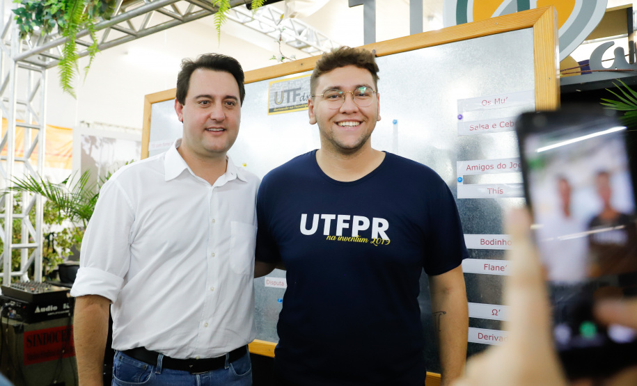 O governador Carlos Massa Ratinho Junior assinou na manhã desta terça-feira (12) a transferência da sede do Governo do Paraná para Pato Branco, polo do Sudoeste do Paraná. A cidade é a capital administrativa do Estado até esta quarta-feira (13). As atividades do Poder Executivo  acontecem em paralelo à IV Feira de Ciência, Tecnologia e Inovação – Inventum. O ato aconteceu no espaço Casa do Prefeito, dentro do Parque de Exposições do município.