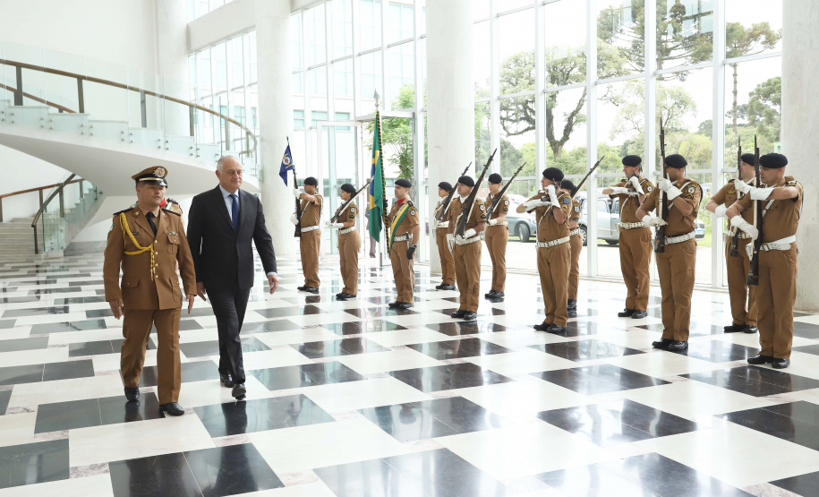 O vice-governador, Darci Piana recebeu a visita do Embaixador Extraordinário e Plenipotenciário da República Italiana no Brasil, Antonio Bernardini. Presentes: sub-secretário do Ministério das Relações Exteriores e Cooperação Internacional e senador, Ricardo Antonio Merlo; cônsul-Geral da República Italiana em Curitiba, Raffaelle Festa; entre outros.Curitiba, 12-11-19.Foto: Arnaldo Alves / AEN.
